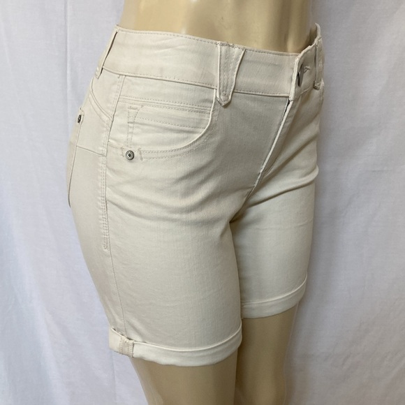 SALE!!! DEMOCRACY Jeans Women’s Tummy Control Size 4 Beige Shorts 7” Inseam NWOT - Picture 3 of 6